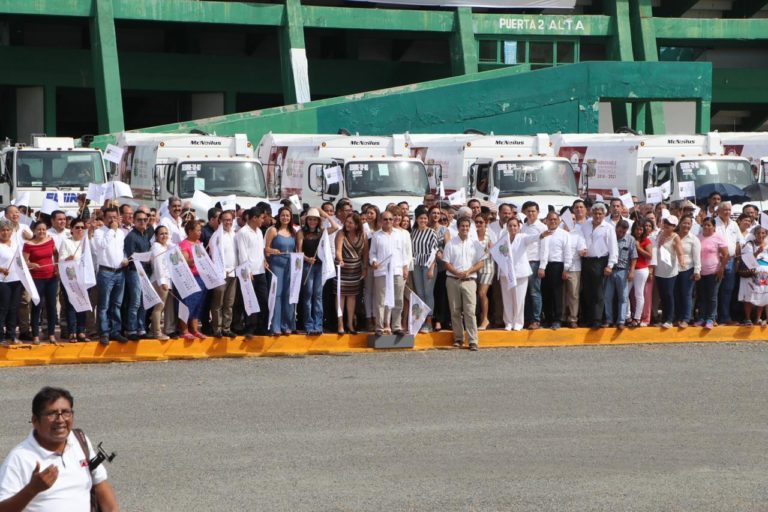 GOBIERNO MUNICIPAL, PRESENTA CAMIONES COMPACTADORES DE BASURA A LOS TAPACHULTECOS