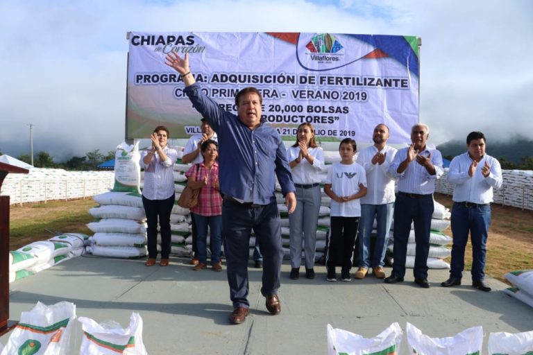 Entrega Mariano Rosales Zuarth en tiempo y forma fertilizantes a 10 mil productores agrícolas de Villaflores