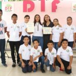 Margarita Sarmiento Tovilla recibe en el Dif Villaflores a la medallista de plata Hanna Solís León