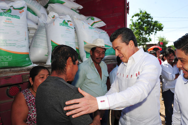 De manera directa y transparente, otorga Rutilio Escandón apoyos para el campo en Venustiano Carranza