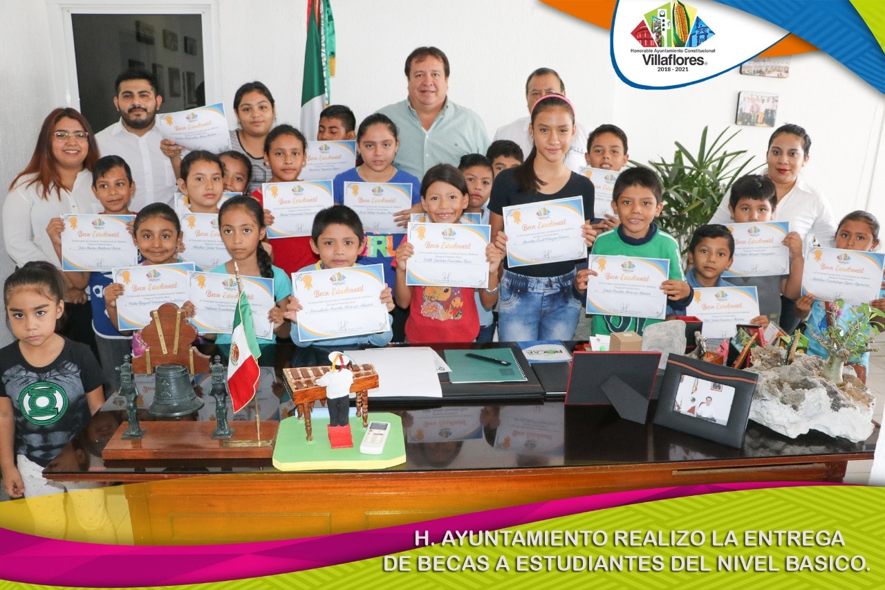 Entrega Mariano Rosales becas de verano a alumnos de Villaflores