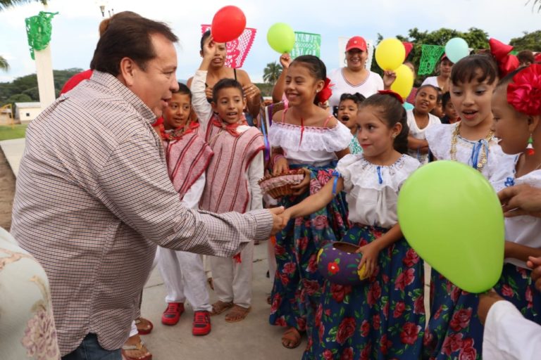 En el ejido 30 de noviembre el alcalde Mariano Rosales hace entrega del treceavo parque del Programa de Recuperación y Embellecimiento de Espacios Públicos.