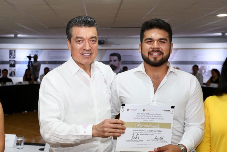 Entrega Rutilio Escandón reconocimientos a participantes del Noveno Parlamento Juvenil “Rosario Castellanos”