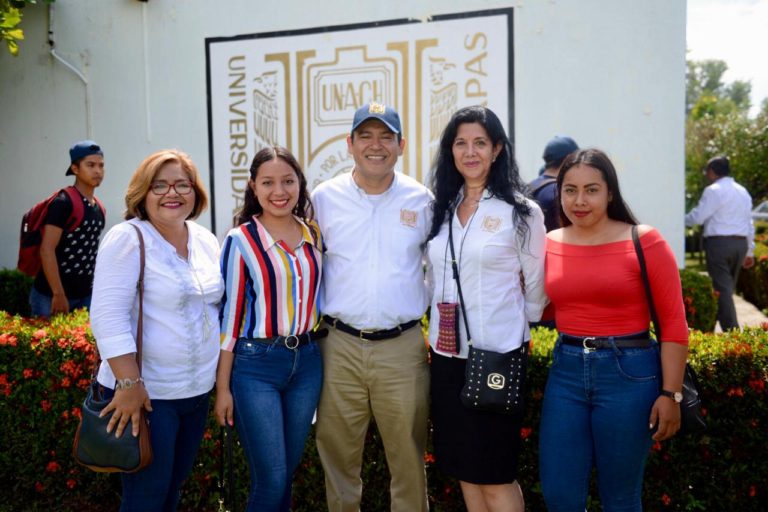 Se forman estudiantes de la UNACH con el compromiso de trabajar por el desarrollo de  Chiapas y del país