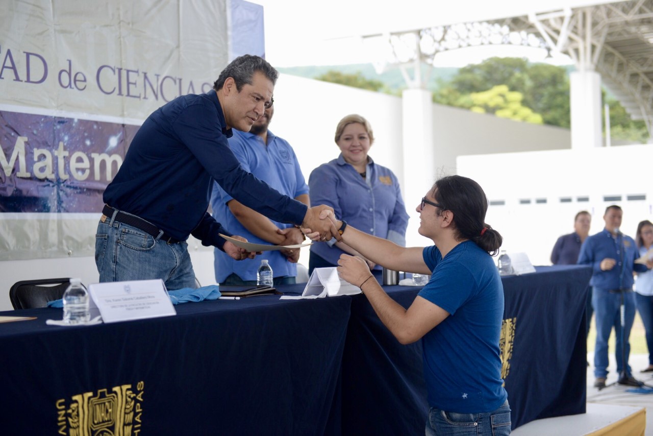 Da rector de la UNACH, Carlos F.  Natarén Nandayapa bienvenida a los alumnos de la Facultad de Ciencias en Física y Matemáticas