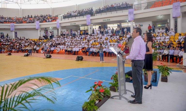 Llama el rector de la UNACH, Carlos F. Natarén Nandayapa a portar con orgullo el escudo de la Máxima Casa de Estudios del estado