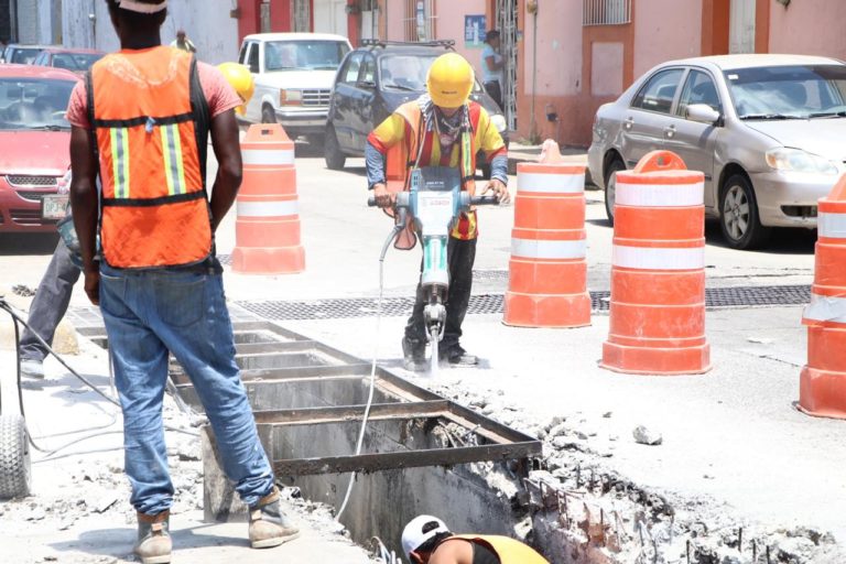 A través de la Secretaría de Infraestructura Municipal… AYUNTAMIENTO CONTINÚA REHABILITACIÓN DE REJILLAS PLUVIALES