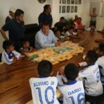 Selección de fútbol infantil recibió de manos del alcalde Mariano Rosales uniforme para su participación en el torneo estatal de fútbol