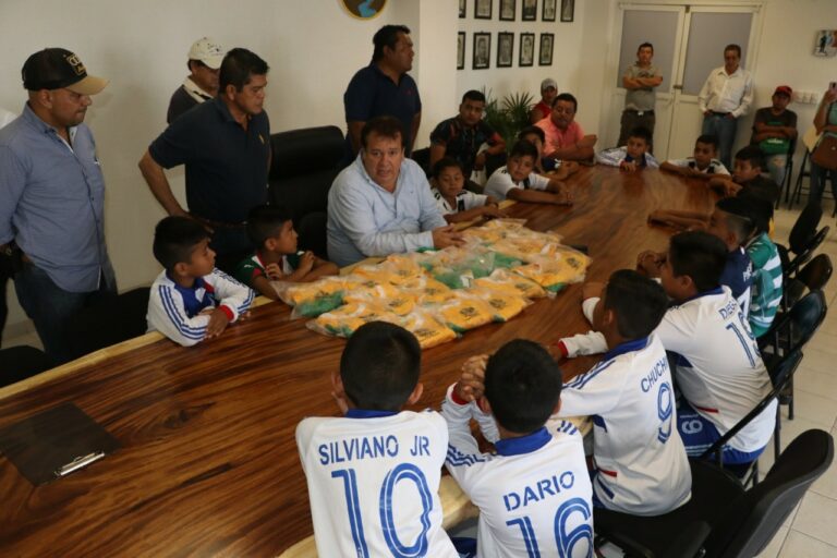 Selección de fútbol infantil recibió de manos del alcalde Mariano Rosales uniforme para su participación en el torneo estatal de fútbol