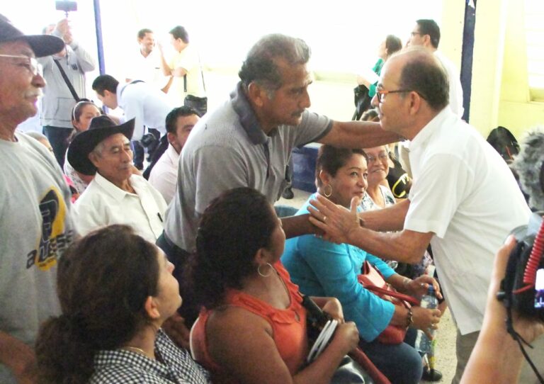 ENTREGA EDIL ÓSCAR GURRÍA MOLINOS DE NIXTAMAL A PRODUCTORES DE LA ZONA ALTA