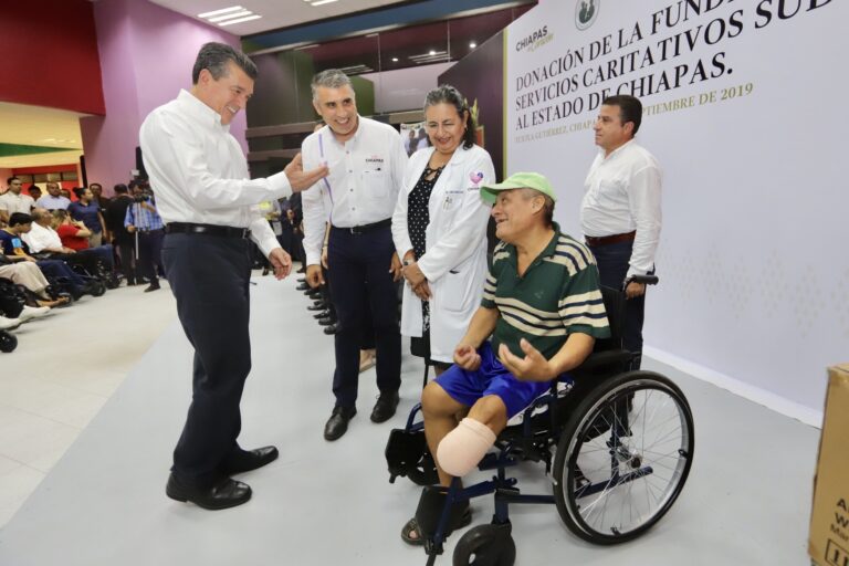 Rutilio Escandón recibe donación de sillas de ruedas de la Fundación Servicios Caritativos SUD A.C.