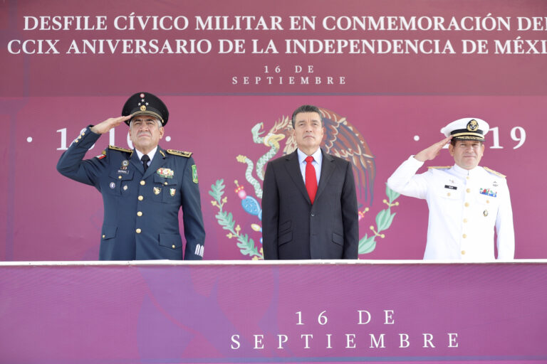 Encabeza Rutilio Escandón desfile cívico-militar por el 209 aniversario de la Independencia de México