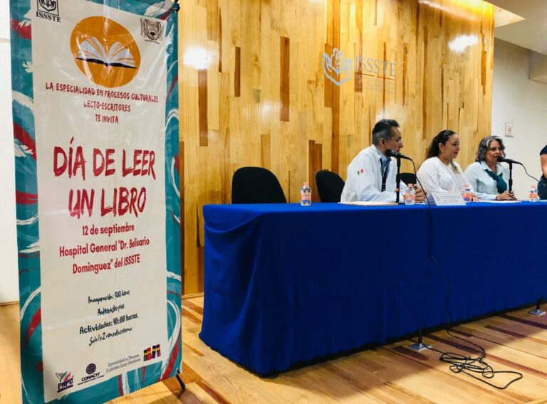 Estudiantes de la Facultad de Humanidades de la UNACH donan libros al hospital del ISSSTE