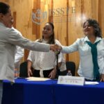 Estudiantes de la Facultad de Humanidades de la UNACH donan libros al hospital del ISSSTE