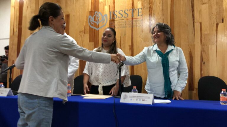 Estudiantes de la Facultad de Humanidades de la UNACH donan libros al hospital del ISSSTE