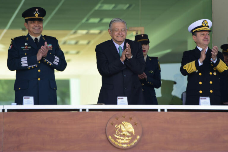 Presidente encabeza ceremonia de graduación de la Escuela Militar de Sargentos