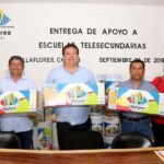 Mariano Rosales Zuarth entrega apoyo a escuelas telesecundarias de Villaflores