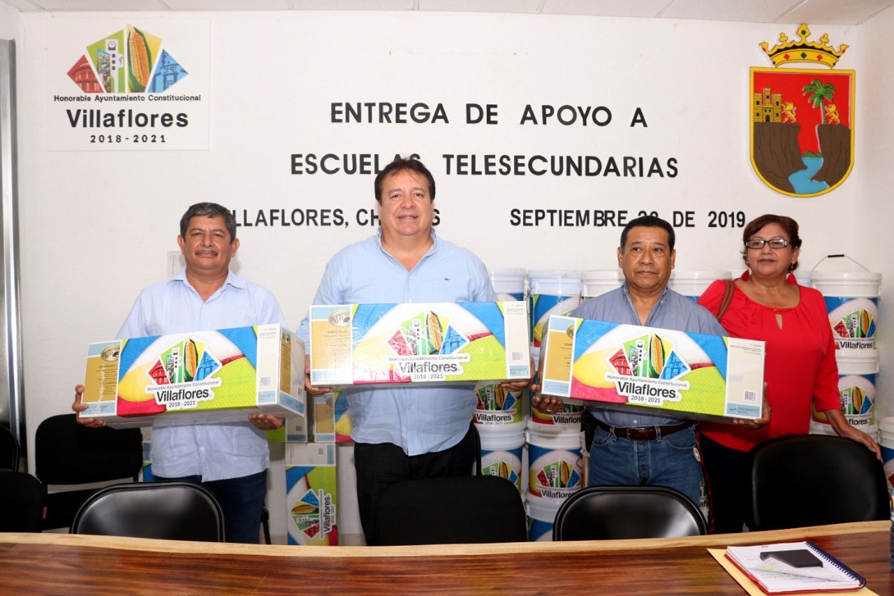 Mariano Rosales Zuarth entrega apoyo a escuelas telesecundarias de Villaflores