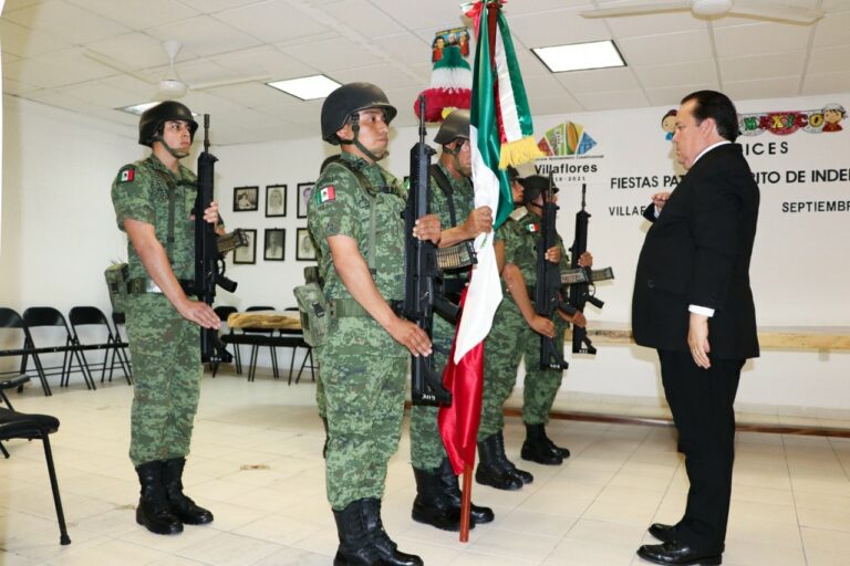 Encabeza Mariano Rosales Zuarth el grito de independencia desde Palacio Municipal en Villaflores