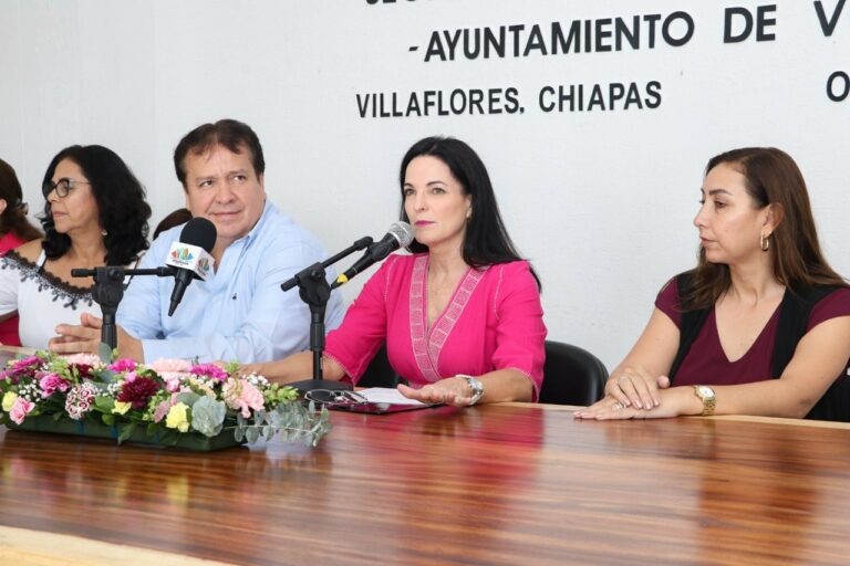 Mariano Rosales Zuarth y María Mandiola signaron el convenio de apoyo a la economía de las mujeres en Villaflores