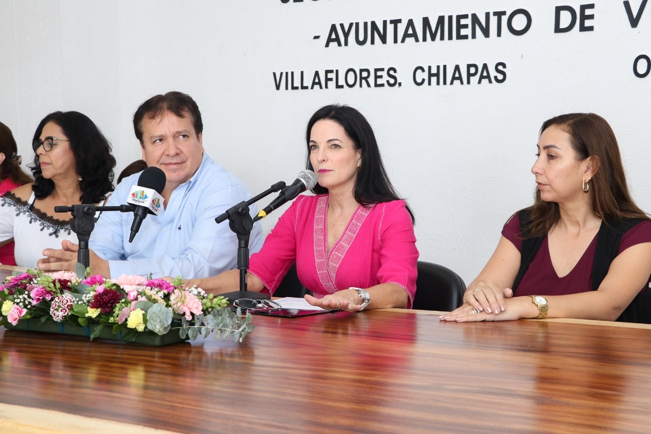 Mariano Rosales Zuarth y María Mandiola signaron el convenio de apoyo a la economía de las mujeres en Villaflores