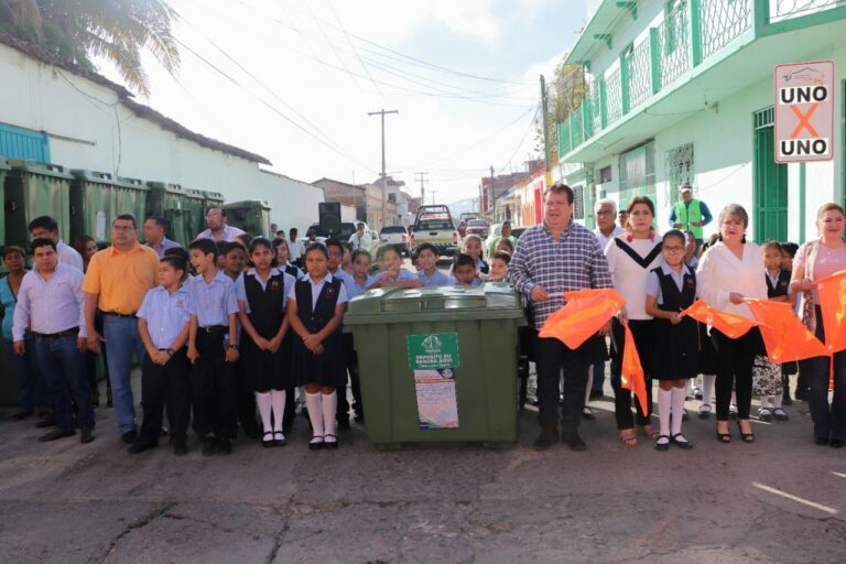 Mariano Rosales inicia colocación de casi 300 contenedores para basura en Villaflores