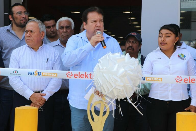 Inaugura Mariano Rosales Zuarth Mega Elektra Villaflores