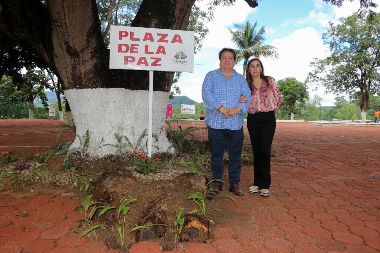 Apertura Mariano Rosales La Plaza de la Paz a un costado del panteón municipal de Villaflores