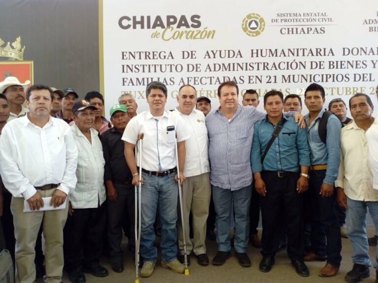 Entrega de ayuda humanitaria a familias afectadas por incendios y lluvias