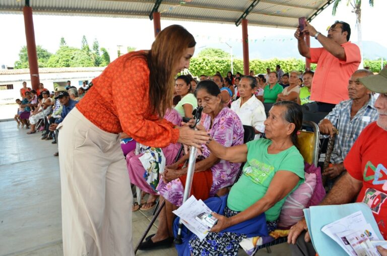 Para conmemorar El Día Naranja el DIF Villaflores llevó brigadas médicas a pobladores del ejido Villa Hidalgo