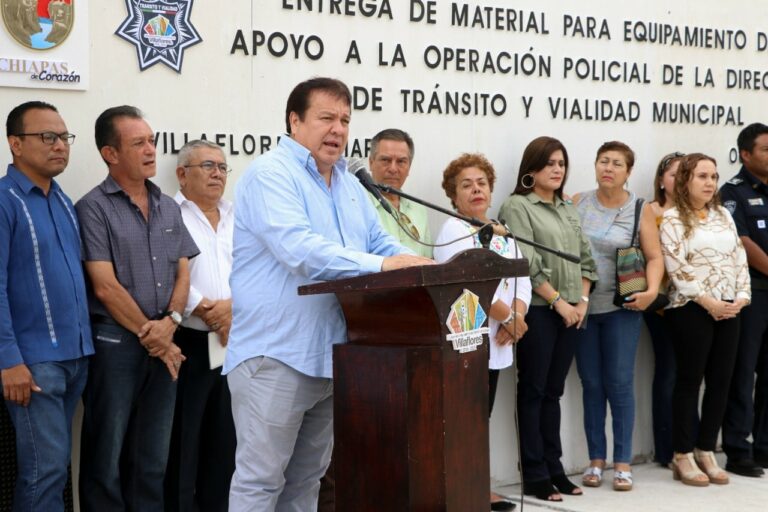 Mariano Rosales entrega equipo y uniformes a cuerpo policial de tránsito y anuncia instalación de semáforos para la ciudad