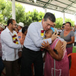 Entrega Rutilio Escandón apoyos agrícolas y acuícolas a productores de El Parral