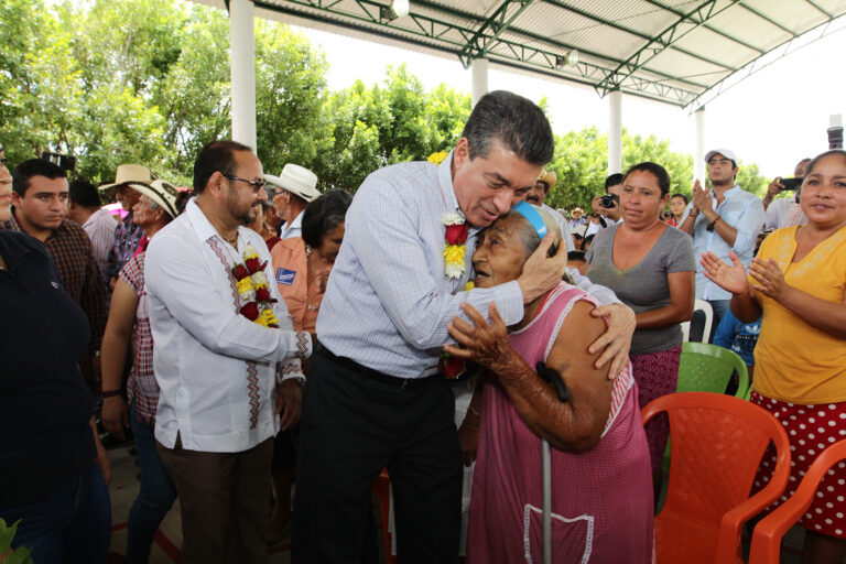 Entrega Rutilio Escandón apoyos agrícolas y acuícolas a productores de El Parral