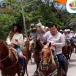 Mariano Rosales Zuarth en la cabalgata hacia el ejido 16 de septiembre, celebrando las fiestas patrias