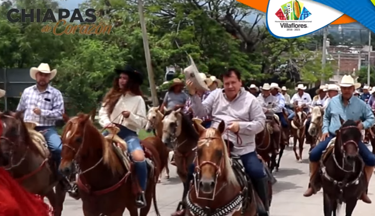 Mariano Rosales Zuarth en la cabalgata hacia el ejido 16 de septiembre, celebrando las fiestas patrias