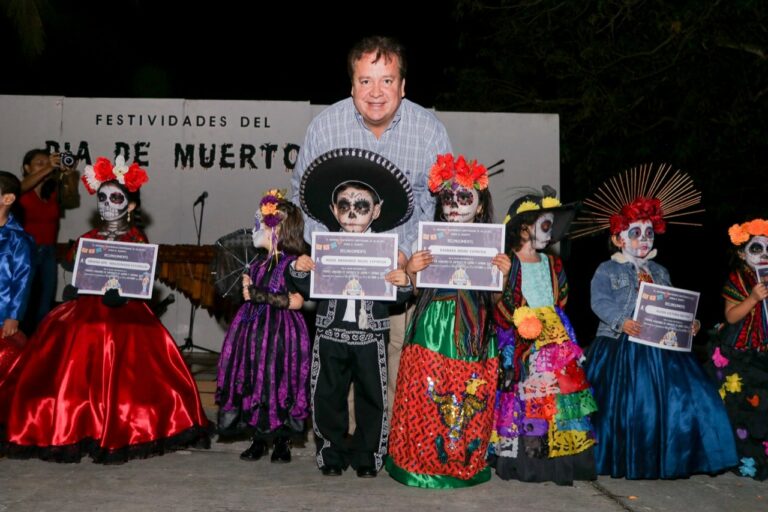 Villaflores conservando sus tradiciones, realiza concursos de altares, catrinas y catrines