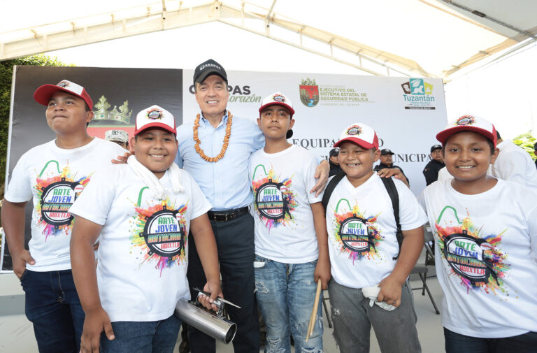 Constata Rutilio Escandón entrega de uniformes y equipamiento a policías de Tuzantán