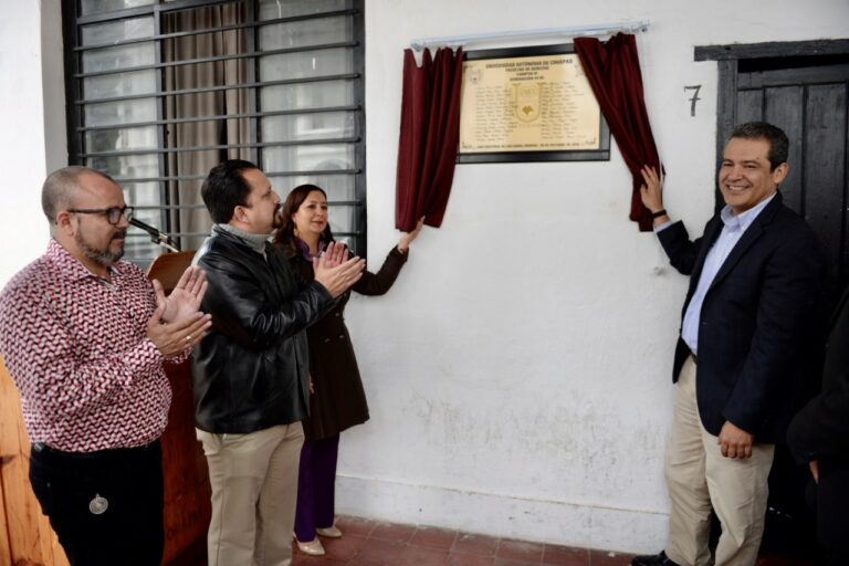 Develan placa egresados de la Facultad de Derecho de la UNACH alusiva a los 25 años de la Generación 1991-19915