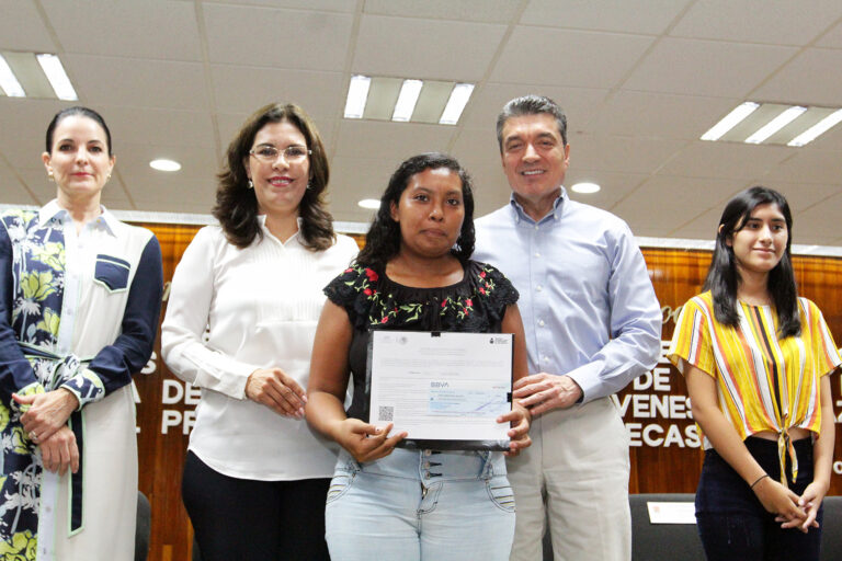 Rutilio Escandón entrega becas y certificados de secundaria a madres jóvenes y jóvenes embarazadas