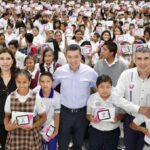 Entrega Rutilio Escandón más de mil tabletas electrónicas a estudiantes de secundaria