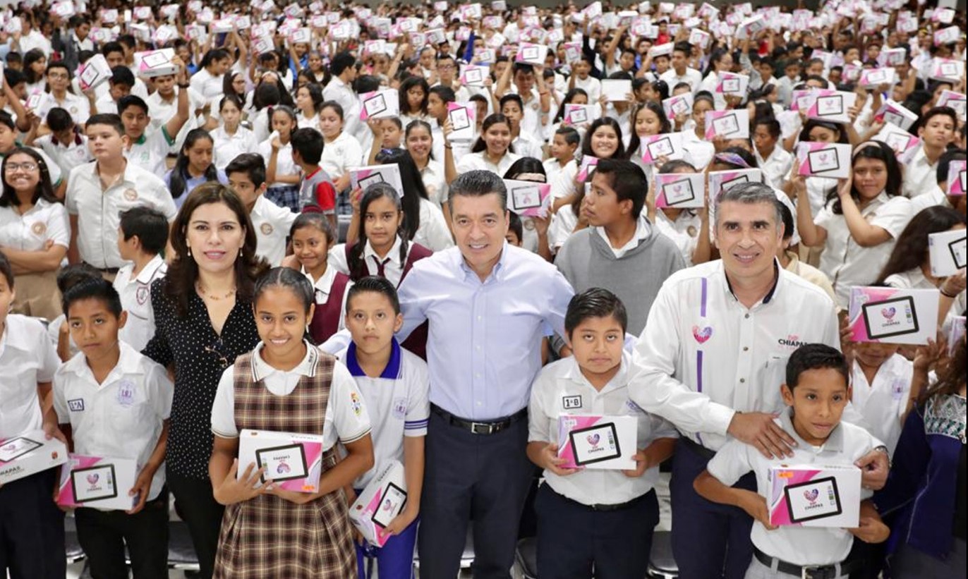 Entrega Rutilio Escandón más de mil tabletas electrónicas a estudiantes de secundaria