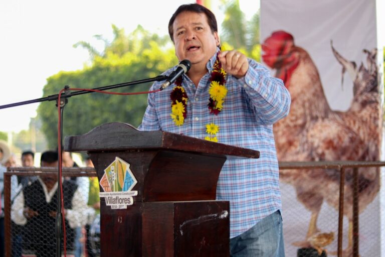 En el ejido Jesús M Garza Mariano Rosales Zuarth entrega aves ponedoras a mujeres del campo