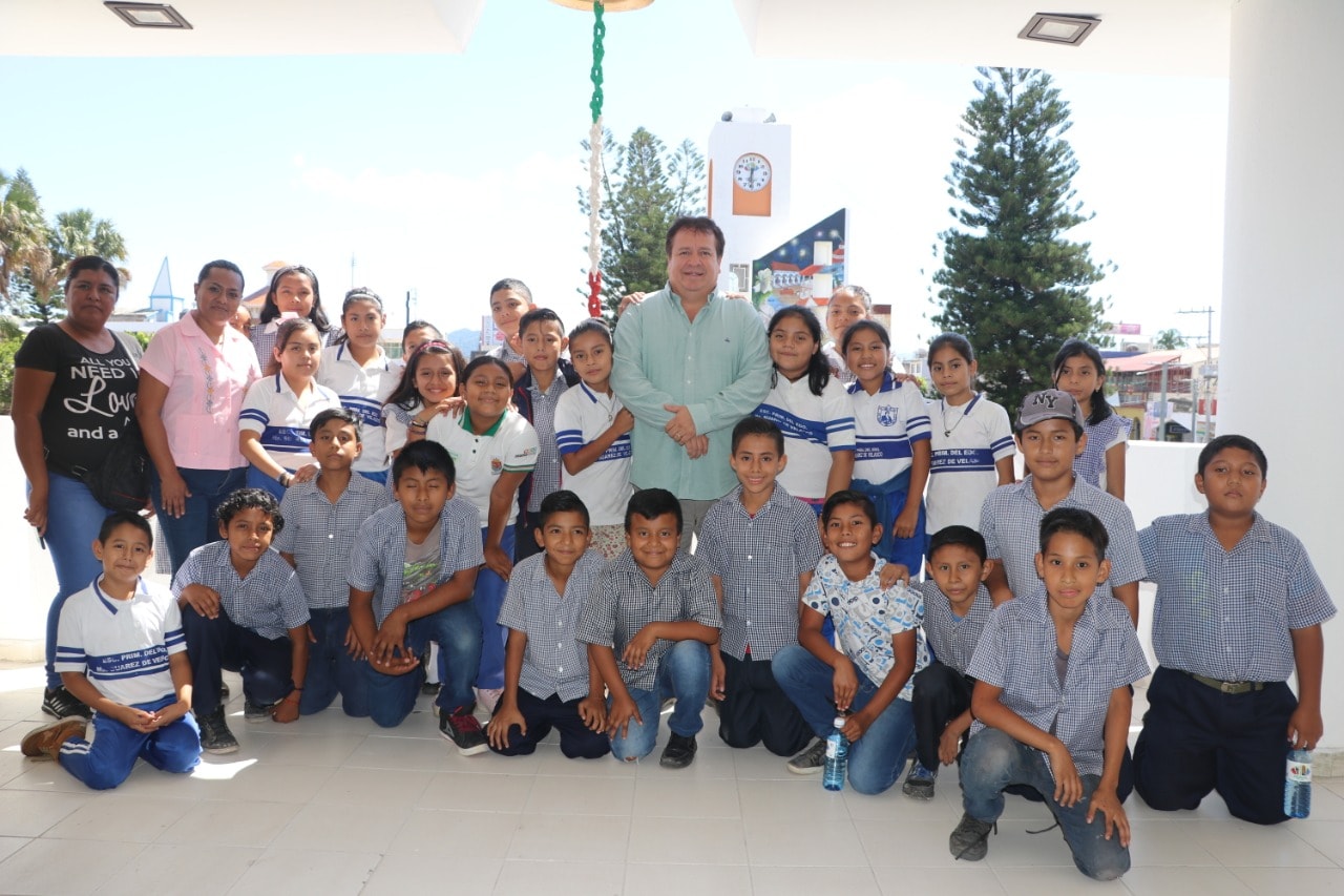 Alumnos de la Escuela Primaria María Suárez de Velasco visitaron  al alcalde Mariano Rosales Zuarth en la sala de cabildo