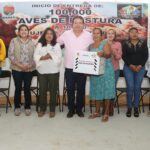 Entrega Mariano Rosales Zuarth 100 mil aves de postura a mujeres de Villaflores