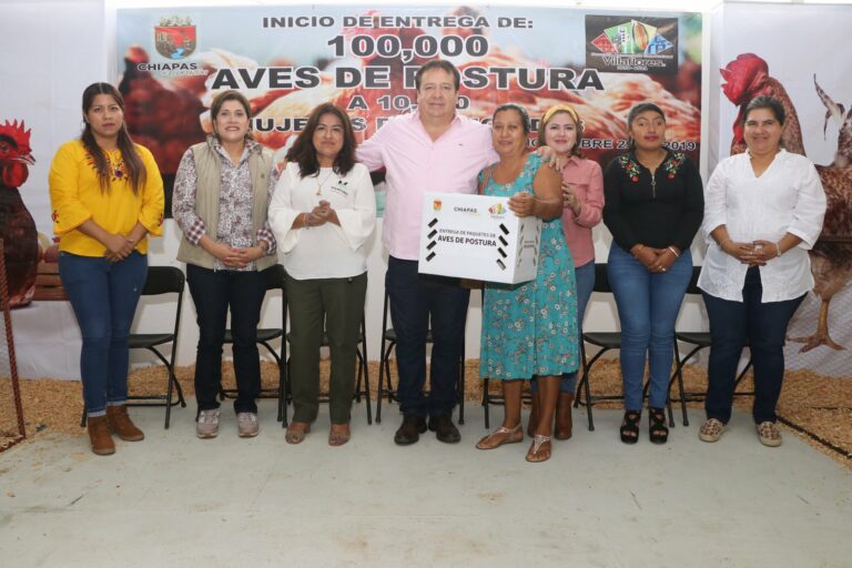 Entrega Mariano Rosales Zuarth 100 mil aves de postura a mujeres de Villaflores