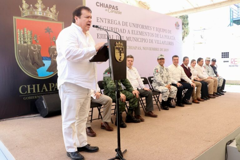 Entregan Rutilio Escandón y Mariano Rosales uniformes y equipo de seguridad a 500 policías ejidales de Villaflores