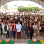 Entrega Mariano Rosales Zuarth a 2000 mujeres paquetes de aves ponedoras en Doctor Domingo Chanona