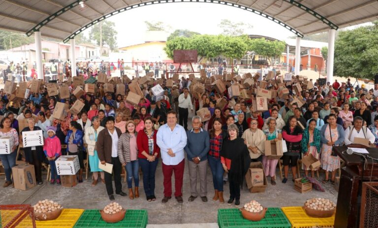 Entrega Mariano Rosales Zuarth a 2000 mujeres paquetes de aves ponedoras en Doctor Domingo Chanona