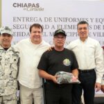 Entrega Rutilio Escandón uniformes y equipamiento a policías ejidales de Villaflores