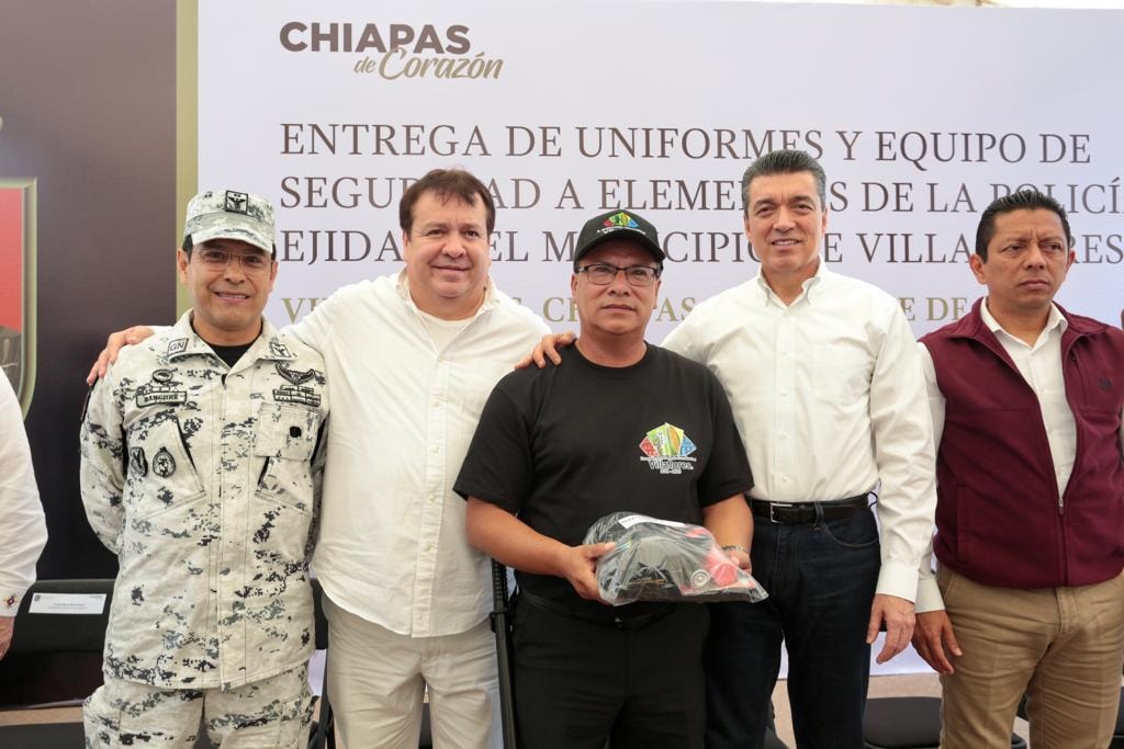 Entrega Rutilio Escandón uniformes y equipamiento a policías ejidales de Villaflores